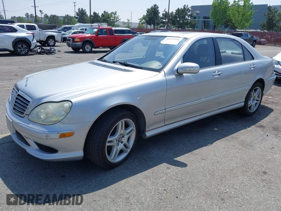 2006 Mercedes-Benz S 500 z VIN WDBNG75J46A464972, wystawiony jako IAAI lot #42153354 z przebiegiem 126 221 mil mil oraz . Historia ofert i sprzedaży dostępna na DreamBid. Obrazek 2.
