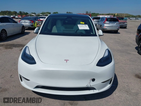 2024 Tesla Model Y with VIN 7SAYGDED9RF161420, listed as a IAAI auction lot 41892788 with 12,353 mi miles and . Bid and sale history available at DreamBid. Image 12.