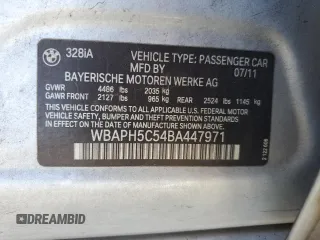 2011 BMW 3 Series 328i z VIN WBAPH5C54BA447971, wystawiony jako Copart lot #55899855 z przebiegiem 140 078 mil mil oraz Czysty tytuł • Clean title. Historia ofert i sprzedaży dostępna na DreamBid. Obrazek 12.