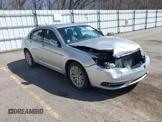 2011 Chrysler 200 Limited z VIN 1C3BC2FB1BN568644, wystawiony jako IAAI lot #42031677 z przebiegiem 136 883 mil mil oraz . Historia ofert i sprzedaży dostępna na DreamBid. Obrazek 1.