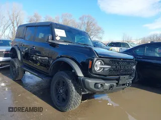 2024 Ford Bronco z VIN 1FMEE1BPXRLA19167, wystawiony jako IAAI lot #41278314 z przebiegiem 14 731 mil mil oraz . Historia ofert i sprzedaży dostępna na DreamBid. Obrazek 1.