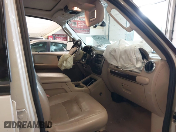2005 Ford Expedition Limited with VIN 1FMFU20585LA92398, listed as a IAAI auction lot 40339627 with 154,554 mi miles. Bid and sale history available at carsss.com. Image 5.