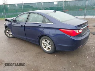 2013 Hyundai Sonata GLS z VIN 5NPEB4AC7DH712823, wystawiony jako IAAI lot #42132737 z przebiegiem 108 993 mil mil oraz . Historia ofert i sprzedaży dostępna na DreamBid. Obrazek 3.