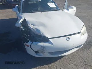 2003 Mazda MX-5 Miata Cloth z VIN JM1NB353730312566, wystawiony jako IAAI lot #41782864 z przebiegiem Nie podano mil oraz . Historia ofert i sprzedaży dostępna na DreamBid. Obrazek 6.