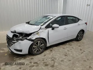 2025 Nissan Versa SV z VIN 3N1CN8EV2SL817593, wystawiony jako Copart lot #58494205 z przebiegiem 9 253 mil mil oraz Czysty tytuł • Clean title. Historia ofert i sprzedaży dostępna na DreamBid. Obrazek 1.