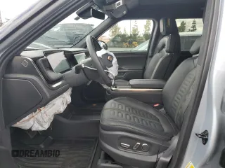 2025 Rivian R1S Adventure z VIN 7PDSGBBA2SN052590, wystawiony jako Copart lot #48431075 z przebiegiem 11 065 mil mil oraz Szkody całkowita. Historia ofert i sprzedaży dostępna na DreamBid. Obrazek 7.