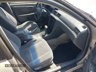 2001 Toyota Camry CE z VIN 4T1BG22K01U101673, wystawiony jako IAAI lot #42576596 z przebiegiem 200 064 mil mil oraz . Historia ofert i sprzedaży dostępna na DreamBid. Obrazek 5.