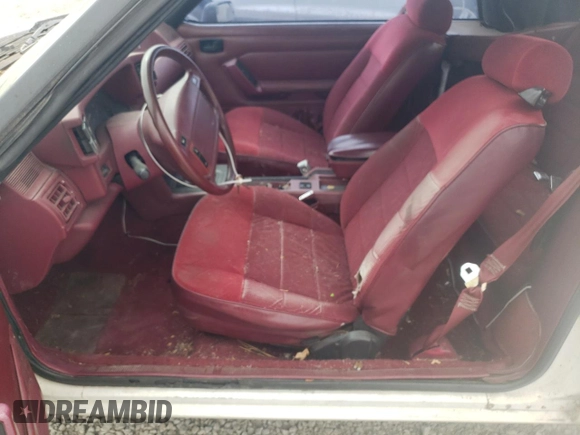 1993 Ford Mustang z VIN 1FACP44M1PF202775, wystawiony jako Copart lot #49049695 z przebiegiem 7 901 mil mil oraz Czysty tytuł • Clean title. Historia ofert i sprzedaży dostępna na DreamBid. Obrazek 7.