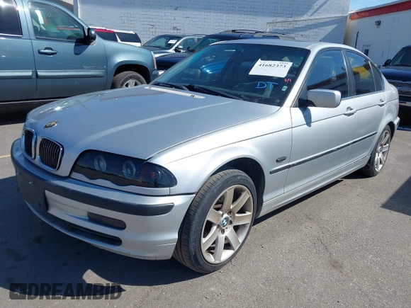 2000 BMW 3 Series 328i with VIN WBAAM5340YFR20334, listed as a IAAI auction lot 41682373 with 195,336 mi miles. Bid and sale history available at carsss.com. Image 2.