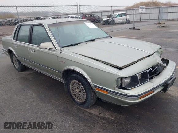 1987 Oldsmobile Cutlass Ciera z VIN 2G3AJ51W9H9378093, wystawiony jako IAAI lot #42080335 z przebiegiem 54 504 mil mil oraz . Historia ofert i sprzedaży dostępna na DreamBid. Obrazek 1.