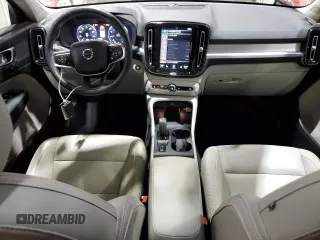 2020 Volvo XC40 Momentum z VIN YV4162UK9L2276791, wystawiony jako Copart lot #87115964 z przebiegiem 43 704 mil mil oraz Szkoda całkowita • Salvage title. Historia ofert i sprzedaży dostępna na DreamBid. Obrazek 8.