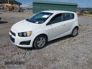 2012 Chevrolet Sonic LS z VIN 1G1JA6SH1C4162670, wystawiony jako IAAI lot #41936613 z przebiegiem 141 828 mil mil oraz . Historia ofert i sprzedaży dostępna na DreamBid. Obrazek 2.