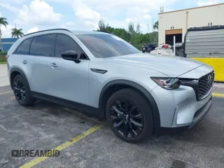 2025 Mazda CX-90 Premium Sport z VIN JM3KKCHD3S1213248, wystawiony jako IAAI lot #42369681 z przebiegiem 13 383 mil mil oraz . Historia ofert i sprzedaży dostępna na DreamBid. Obrazek 1.