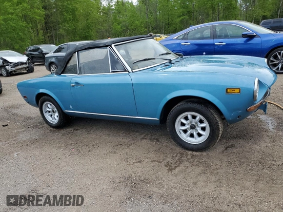 1974 FIAT 124 Spider z VIN 124CS10081683, wystawiony jako Copart lot #58650195 z przebiegiem 143 647 mil mil oraz Czysty tytuł • Clean title. Historia ofert i sprzedaży dostępna na DreamBid. Obrazek 4.