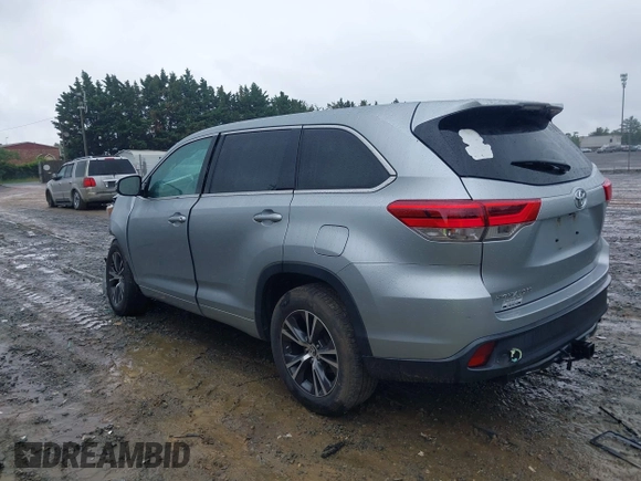 2018 Toyota Highlander LE z VIN 5TDZARFH2JS037796, wystawiony jako IAAI lot #42290819 z przebiegiem 62 638 mil mil oraz . Historia ofert i sprzedaży dostępna na DreamBid. Obrazek 3.