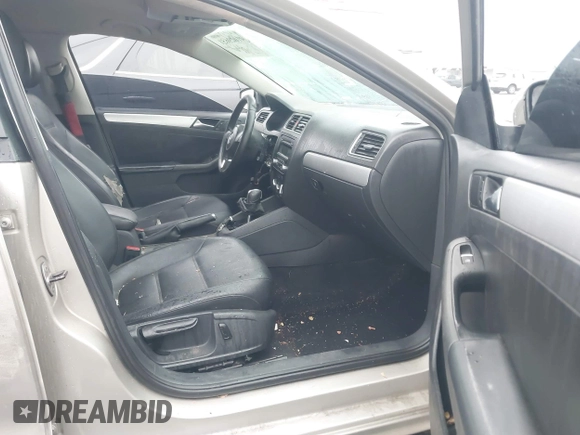 2013 Volkswagen Jetta SE z VIN 3VWDP7AJ4DM265033, wystawiony jako IAAI lot #41029651 z przebiegiem 126 879 mil mil oraz . Historia ofert i sprzedaży dostępna na DreamBid. Obrazek 5.