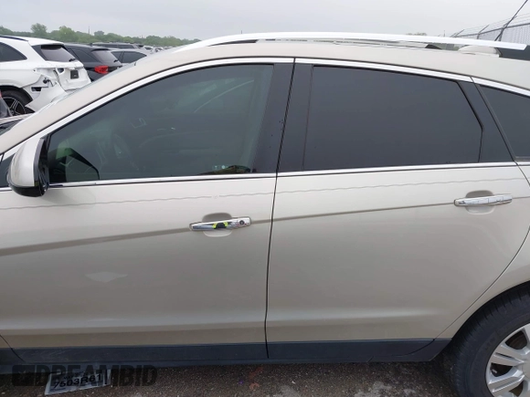 2016 Cadillac SRX Luxury Collection z VIN 3GYFNBE35GS566047, wystawiony jako IAAI lot #42201964 z przebiegiem 72 887 mil mil oraz . Historia ofert i sprzedaży dostępna na DreamBid. Obrazek 13.
