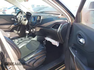 2019 Jeep Cherokee Latitude Plus z VIN 1C4PJLLB9KD202938, wystawiony jako IAAI lot #42087294 z przebiegiem 77 918 mil mil oraz . Historia ofert i sprzedaży dostępna na DreamBid. Obrazek 5.