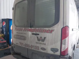 2020 Ford Transit Cargo z VIN 1FTBR1CG9LKB59461, wystawiony jako IAAI lot #41807469 z przebiegiem 205 431 mil mil oraz . Historia ofert i sprzedaży dostępna na DreamBid. Obrazek 16.