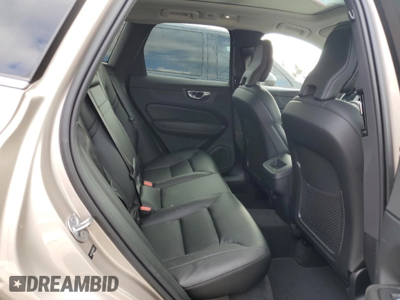 2023 Volvo XC60 Core z VIN YV4L12DV4P1260754, wystawiony jako Copart lot #45197974 z przebiegiem 2 741 mil mil oraz . Historia ofert i sprzedaży dostępna na DreamBid. Obrazek 11.