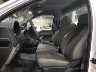 2020 Ford F-150 XL z VIN 1FTMF1EB3LKD22043, wystawiony jako Copart lot #85072684 z przebiegiem Nie podano mil oraz Szkoda całkowita • Salvage title. Historia ofert i sprzedaży dostępna na DreamBid. Obrazek 7.