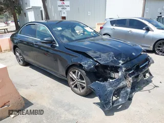 2022 Mercedes-Benz E 350 z VIN W1KZF8DB2NB063957, wystawiony jako IAAI lot #42128720 z przebiegiem 57 420 mil mil oraz . Historia ofert i sprzedaży dostępna na DreamBid. Obrazek 1.