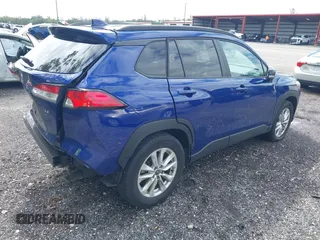 2022 Toyota Corolla Cross LE z VIN 7MUBAAAG0NV011047, wystawiony jako IAAI lot #41996725 z przebiegiem 56 935 mil mil oraz . Historia ofert i sprzedaży dostępna na DreamBid. Obrazek 4.