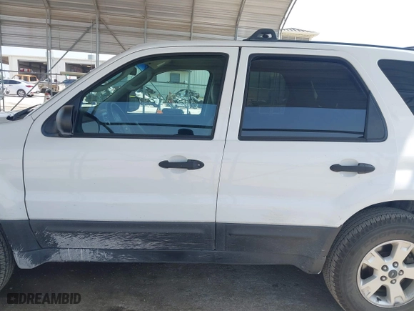 2005 Ford Escape XLT with VIN 1FMYU93155KA43398, listed as a IAAI auction lot 41930802 with 115,755 mi miles. Bid and sale history available at carsss.com. Image 14.
