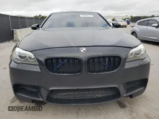 2013 BMW M5 z VIN WBSFV9C57DD096739, wystawiony jako Copart lot #59640315 z przebiegiem 85 840 mil mil oraz Czysty tytuł • Clean title. Historia ofert i sprzedaży dostępna na DreamBid. Obrazek 5.
