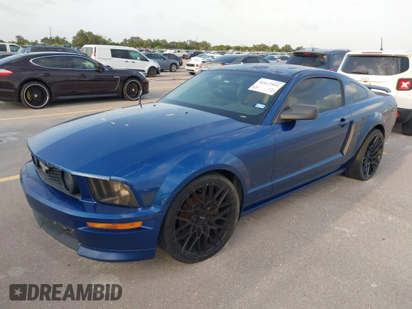 2007 Ford Mustang GT Deluxe с VIN 1ZVHT82H575243065, выставлен на аукционе IAAI как лот 42467593 с пробегом 316 877 миль миль и . История ставок и продаж доступна на DreamBid. Изображение 2.