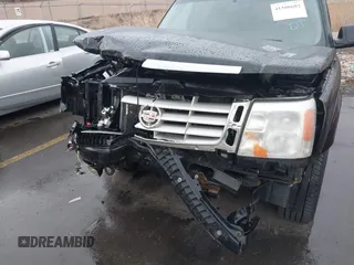 2005 Cadillac Escalade ESV z VIN 3GYFK66N55G236991, wystawiony jako IAAI lot #41506682 z przebiegiem 230 439 mil mil oraz . Historia ofert i sprzedaży dostępna na DreamBid. Obrazek 6.