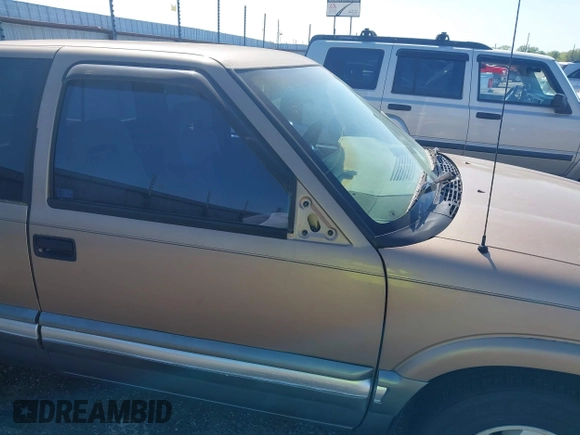 1996 GMC Sonoma SLS w/1SG Pkg with VIN 1GTCS19W3T8529954, listed as a IAAI auction lot 41986273 with 202,669 mi miles. Bid and sale history available at carsss.com. Image 6.