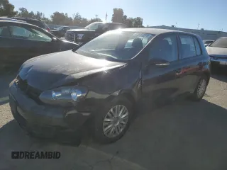 2014 Volkswagen Golf с VIN WVWDB7AJ1EW011458, выставлен на аукционе Copart как лот 41837315 с пробегом 54 878 миль миль и Списание • Salvage title. История ставок и продаж доступна на DreamBid. Изображение 1.