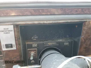 1990 Cadillac Brougham z VIN 1G6DW5472LR711206, wystawiony jako Copart lot #75627814 z przebiegiem Nie podano mil oraz Nie do naprawy. Historia ofert i sprzedaży dostępna na DreamBid. Obrazek 9.