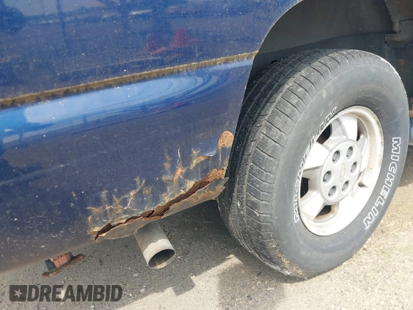 2002 Chevrolet Suburban LT z VIN 1GNFK16Z22J200124, wystawiony jako IAAI lot #42270704 z przebiegiem 218 478 mil mil oraz . Historia ofert i sprzedaży dostępna na DreamBid. Obrazek 13.