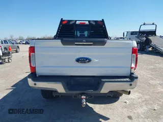 2019 Ford F-250 XL z VIN 1FT7W2B67KEE21553, wystawiony jako IAAI lot #41850136 z przebiegiem 157 012 mil mil oraz . Historia ofert i sprzedaży dostępna na DreamBid. Obrazek 16.