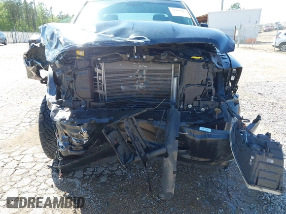 2018 Ram 1500 Express z VIN 1C6RR7FG2JS331802, wystawiony jako IAAI lot #41985617 z przebiegiem 68 483 mil mil oraz . Historia ofert i sprzedaży dostępna na DreamBid. Obrazek 6.