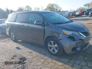 2011 Toyota Sienna LE AAS z VIN 5TDKK3DC9BS100414, wystawiony jako IAAI lot #41901835 z przebiegiem 186 634 mil mil oraz . Historia ofert i sprzedaży dostępna na DreamBid. Obrazek 1.