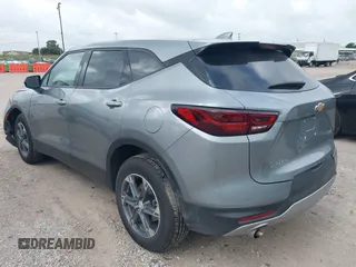 2025 Chevrolet Blazer LT z VIN 3GNKBCR41SS128955, wystawiony jako IAAI lot #42532778 z przebiegiem 9 743 mil mil oraz . Historia ofert i sprzedaży dostępna na DreamBid. Obrazek 3.