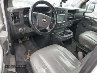 2013 Chevrolet Express Cargo z VIN 1GCWGFFA7D1103926, wystawiony jako Copart lot #55557045 z przebiegiem 284 824 mil mil oraz Tytuł czysty. Historia ofert i sprzedaży dostępna na DreamBid. Obrazek 8.