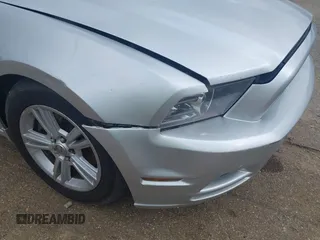 2014 Ford Mustang V6 с VIN 1ZVBP8AMXE5297192, выставлен на аукционе IAAI как лот 42231701 с пробегом Не указан миль и . История ставок и продаж доступна на DreamBid. Изображение 6.