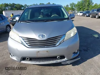2012 Toyota Sienna XLE z VIN 5TDDK3DC6CS044409, wystawiony jako IAAI lot #42409389 z przebiegiem 231 567 mil mil oraz . Historia ofert i sprzedaży dostępna na DreamBid. Obrazek 12.