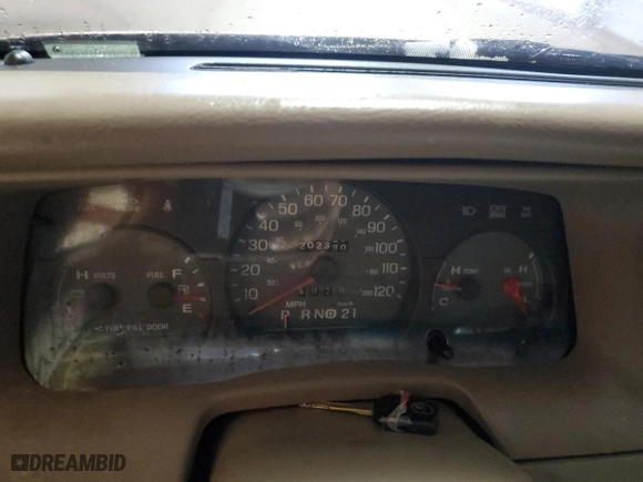 2005 Mercury Grand Marquis GS with VIN 2MEFM74W35X617440, listed as a Copart auction lot 70248644 with 202,330 mi miles and Salvage Title. Bid and sale history available at carsss.com. Image 9.