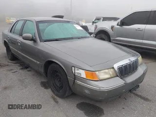 2002 Mercury Grand Marquis GS z VIN 2MEFM74W62X665056, wystawiony jako IAAI lot #42090571 z przebiegiem 124 606 mil mil oraz . Historia ofert i sprzedaży dostępna na DreamBid. Obrazek 1.