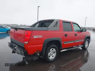 2006 Chevrolet Avalanche Z71 with VIN 3GNEK12Z56G105811, listed as a IAAI auction lot 41945405 with 206,530 mi miles. Bid and sale history available at carsss.com. Image 4.