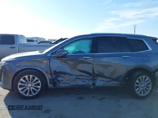 2020 Cadillac XT6 FWD Premium Luxury z VIN 1GYKPCRS8LZ129799, wystawiony jako IAAI lot #41602536 z przebiegiem 96 865 mil mil oraz . Historia ofert i sprzedaży dostępna na DreamBid. Obrazek 14.