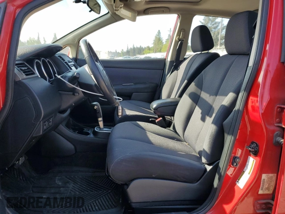 2009 Nissan Versa S z VIN 3N1BC13E19L410760, wystawiony jako Copart lot #55303895 z przebiegiem 84 014 mil mil oraz Szkoda całkowita • Salvage title. Historia ofert i sprzedaży dostępna na DreamBid. Obrazek 7.