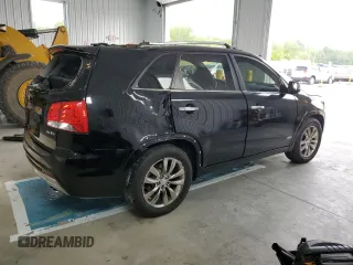 2013 Kia Sorento SX z VIN 5XYKWDA23DG369367, wystawiony jako Copart lot #57721075 z przebiegiem 133 560 mil mil oraz Szkoda całkowita • Salvage title. Historia ofert i sprzedaży dostępna na DreamBid. Obrazek 3.