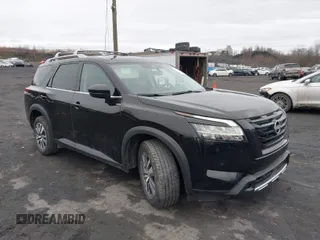 2023 Nissan Pathfinder SL z VIN 5N1DR3CC7PC225860, wystawiony jako IAAI lot #41733202 z przebiegiem 23 118 mil mil oraz . Historia ofert i sprzedaży dostępna na DreamBid. Obrazek 1.