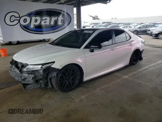 2018 Toyota Camry LE z VIN JTNB11HK8J3025709, wystawiony jako Copart lot #56763315 z przebiegiem 157 941 mil mil oraz Szkoda całkowita • Salvage title. Historia ofert i sprzedaży dostępna na DreamBid. Obrazek 1.